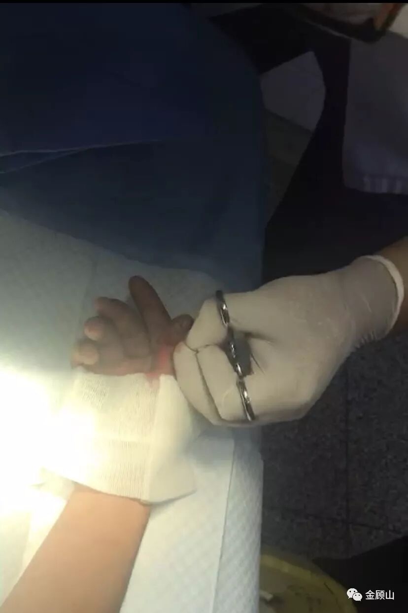 汽车坠河惊心动魄 顾山这位好汉砸窗救人