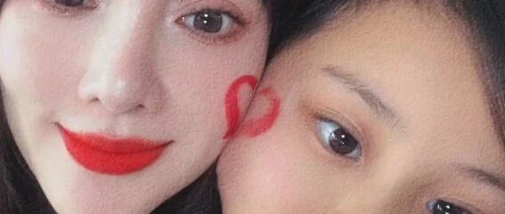 李小璐带女儿踏青搞怪拍照！9岁甜馨身高太优越，长发披肩气质佳!