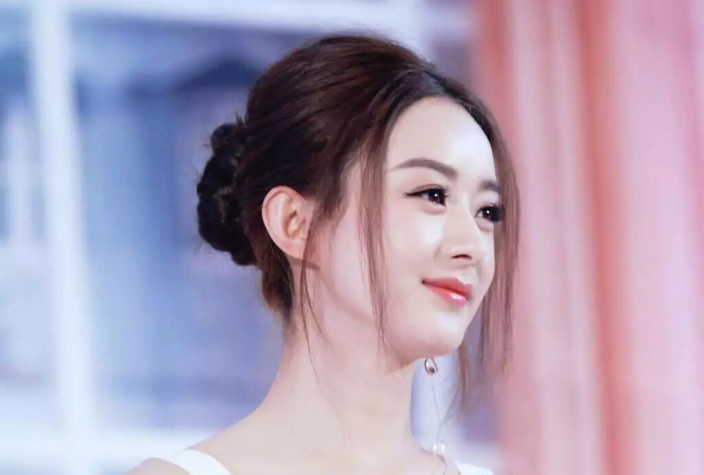 软萌的像邻家小妹,又变得甜美可爱,而扎上高耸的丸子头后,尽显时尚和