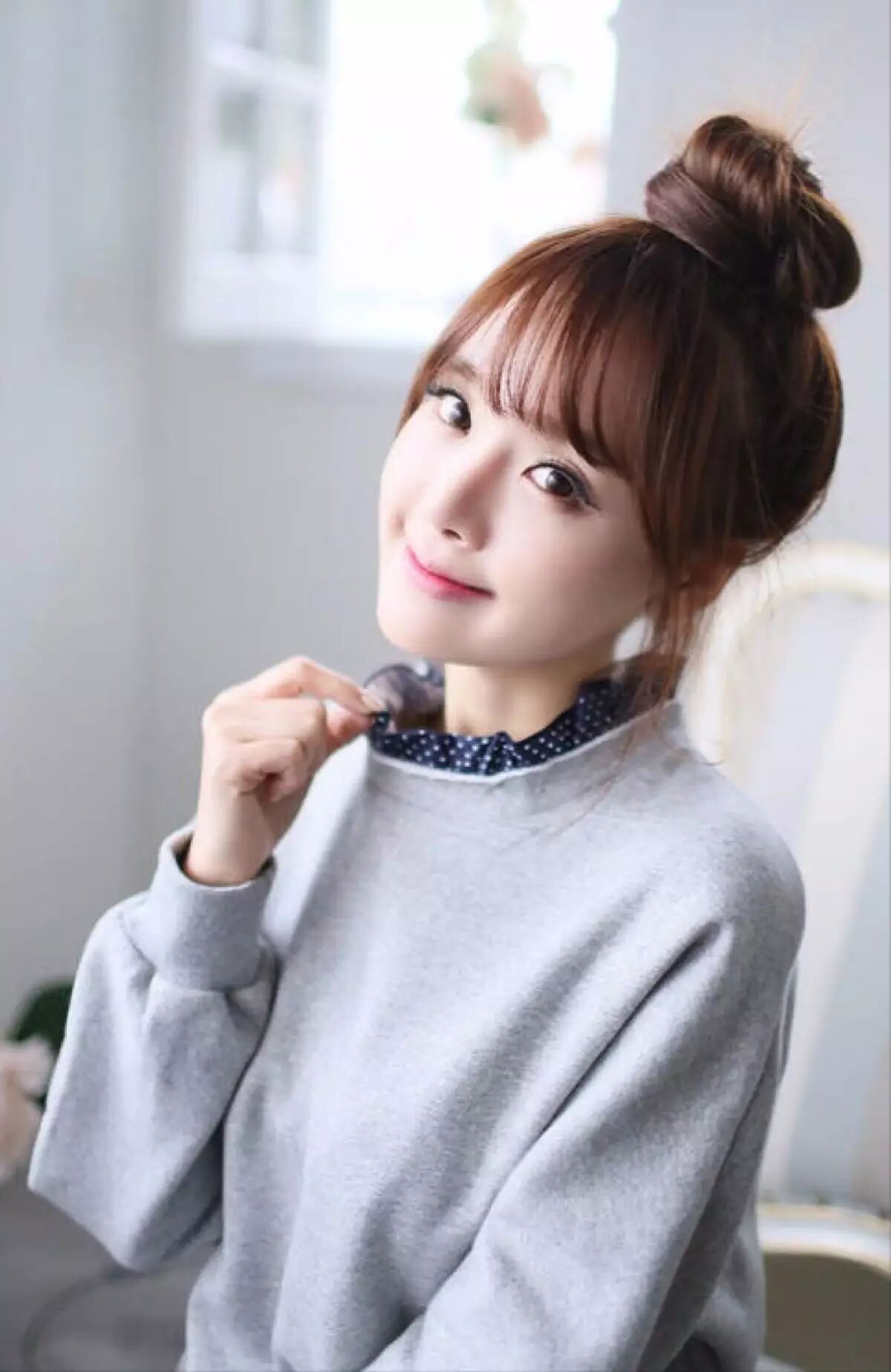 没有刘海的丸子头,露出光滑的额头,再搭配鬓角的碎发,或是几缕额前的