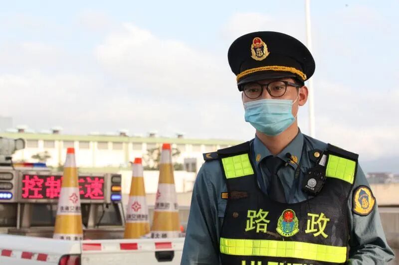 港珠澳大桥珠海连接线管理中心路政员张宝生有幸能参与到这样的超级