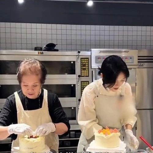 杨乐乐过母亲节,别墅内景曝光,上下3层很阔气,墙上挂满藏品