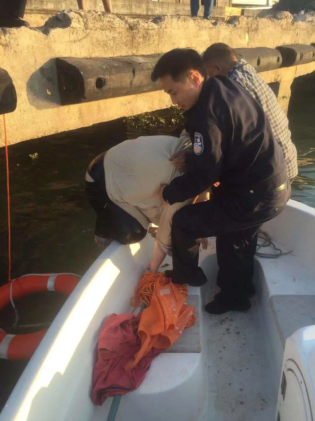 早春江水寒民警救人举动暖