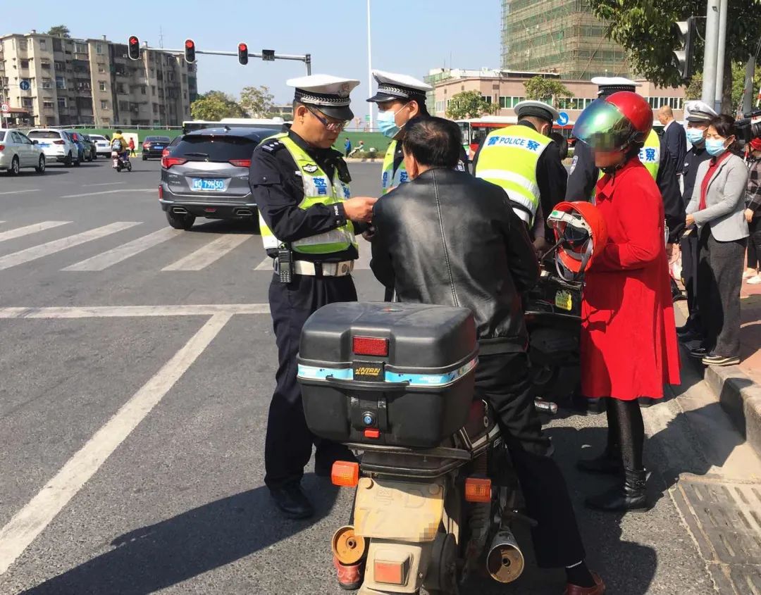 交警抓摩托车图片图片