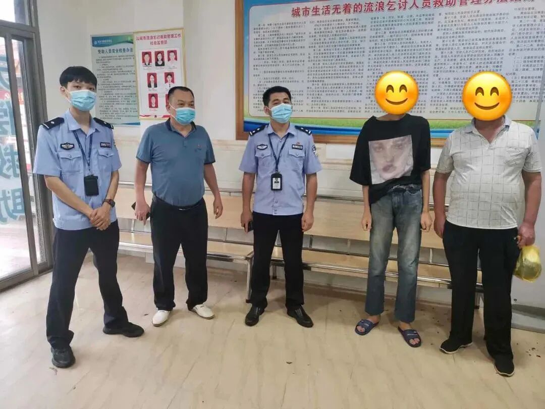 在陆丰市救助管理站,张先生见到儿子后,与儿子紧紧拥抱在一起,热泪盈