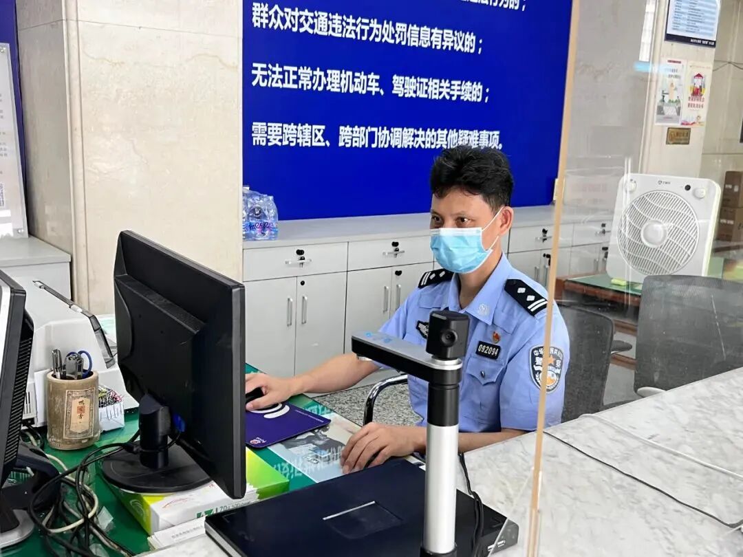 我为群众办实事助企惠民交警车管所民警加班加点为企业办理车驾管业务