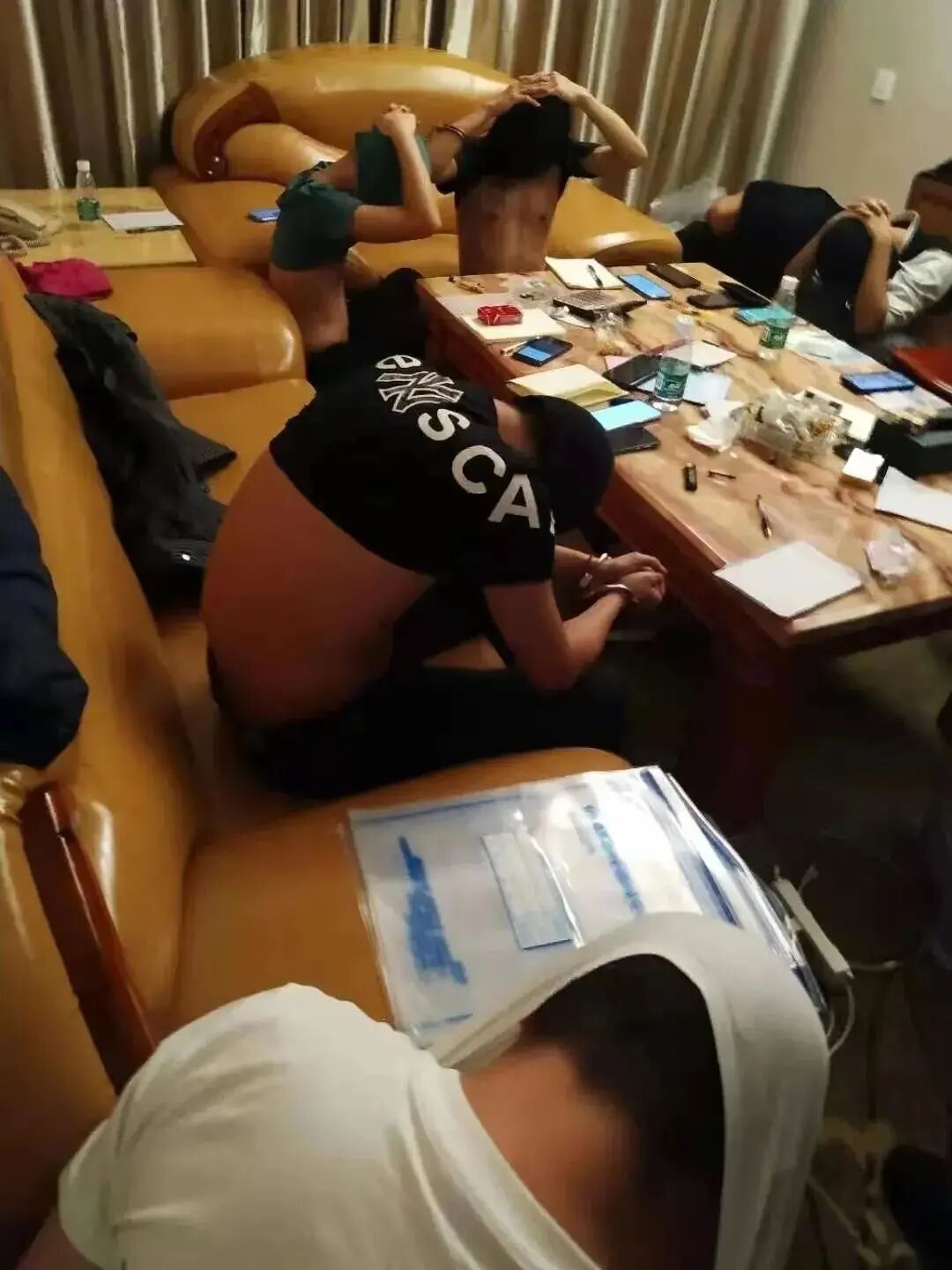 数日来连续出击,分别抓获涉嫌寻衅滋事网上逃犯周某伟(男,28岁,峡山