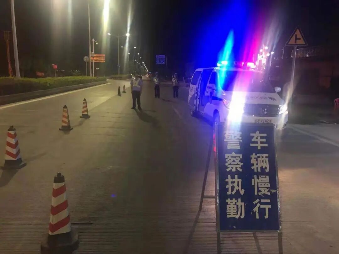 步履坚定践使命 警灯闪烁守平安