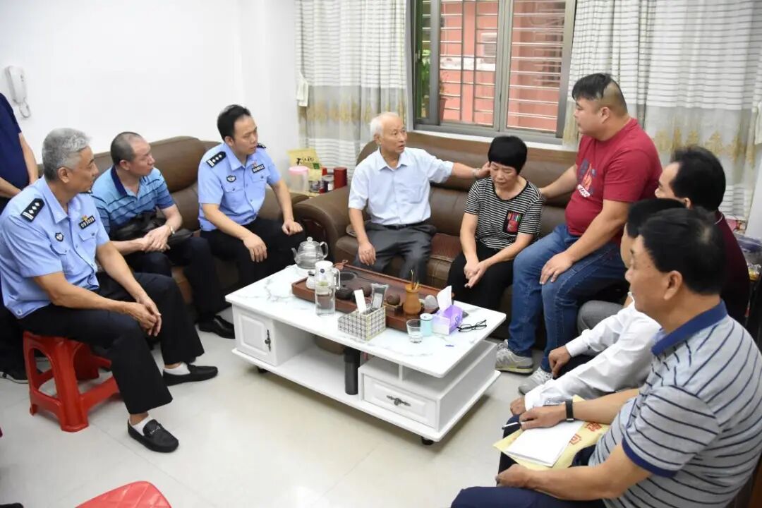 在金平公安分局石炮台派出所殉职辅警林木永同志家中,朱明健勉励在家