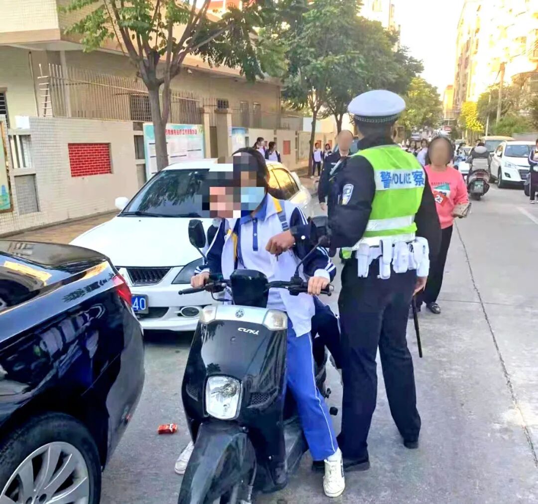 八大专项行动潮阳交警严查未成年学生骑摩托车上学交通违法行为