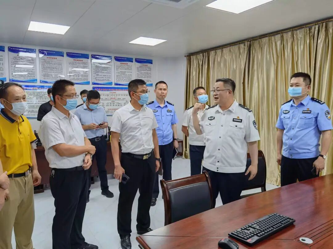 8月4日晚,副市长,市公安局党委书记,局长黄海带队参加夏夜社会治安