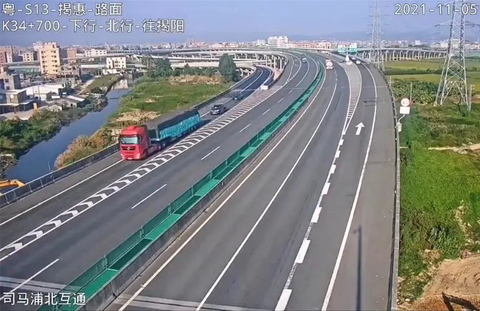 惠高速公路潮南司馬浦北互通立交時,竟然在超車道上緩慢地倒車幾十米