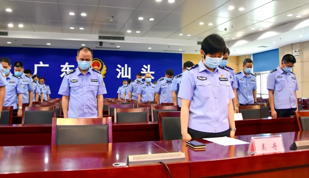 广大民警辅警精神受到了极大触动,纷纷表示要学习黎伟标同志忠诚为民