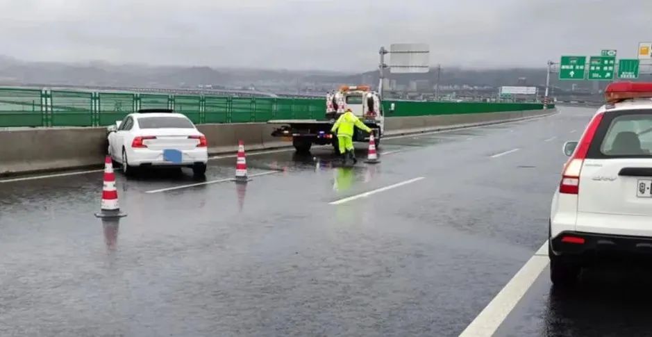 防汛提醒高速交警快速处置一起车辆侧滑交通事故雨天行车请注意