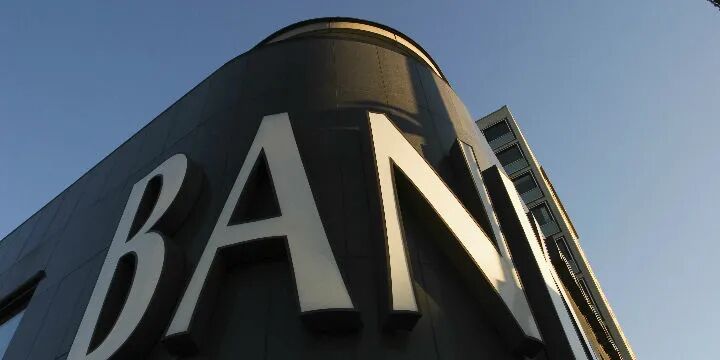 【首席观察】罕见！银行上半年净利同比降9.4% 警惕“不良”升温