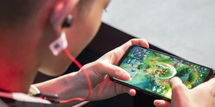 不止于比赛，衍生制作、出海扩张，多方参与者正在做大电竞“蛋糕”