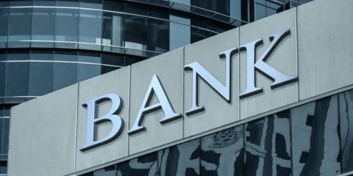 两个交易日市值蒸发2000亿 房地产贷款新规下银行股逆势下跌