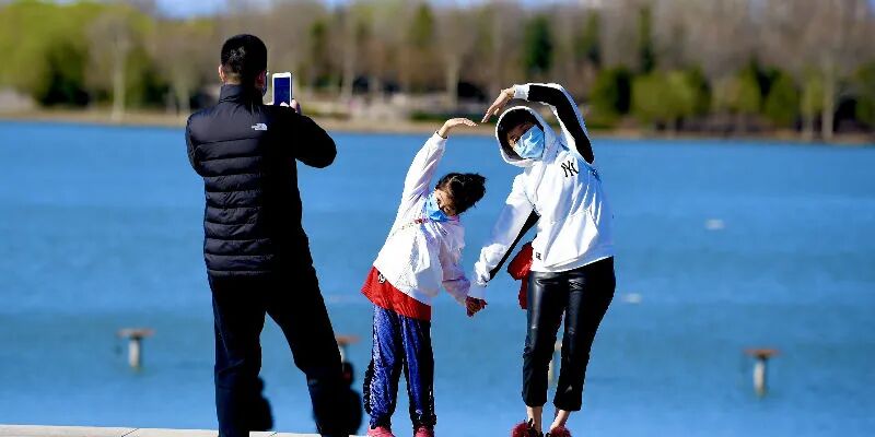 新冠肺炎无症状感染者也具有传染性，病毒传播能力取决于两个因素