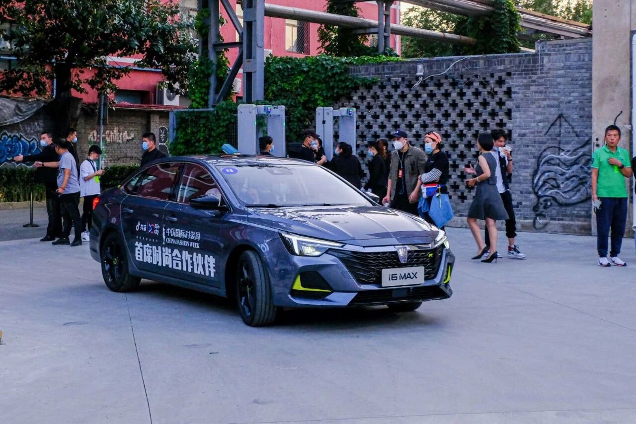 荣威i6再推高端MAX版本 上汽乘用车三战合资轿车能否成功？