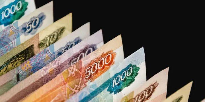 俄罗斯金融市场巨震：卢布一度贬值30% 俄央行紧急加息至20%稳局势