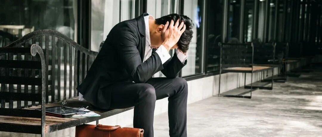 失业的房地产人：我在咖啡店假装上班，不敢告诉家人