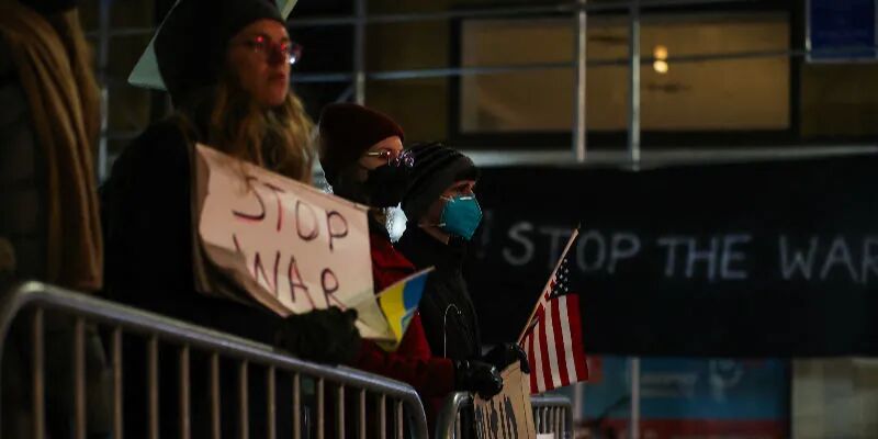 伟伟道来 | 美欧给普京的两个台阶：不派兵、不扔“金融核弹”SWIFT