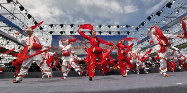 内蒙古几字弯旅游季开幕，老牛湾上演乡土“黄河大合唱”