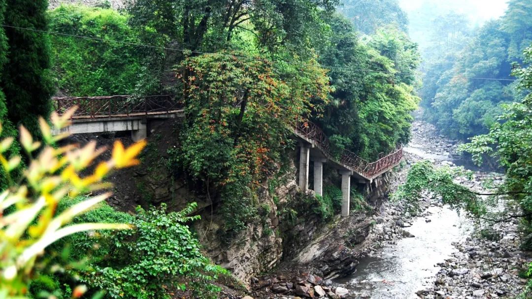 漂流峽谷位於什邡市鎣華鎮(原紅白鎮紅峽谷),全長20公里,垂直落差156