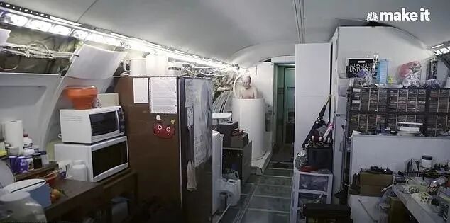 老人20年前斥巨资买下旧飞机，全裸住到现在... 现在想请人去参观（组图） - 10
