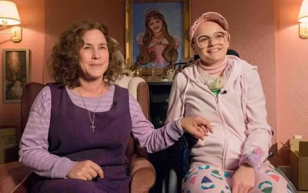 美剧《恶行》变态母亲对女儿做的事令人发指！最恐怖的影视就是：改编自真实事件。