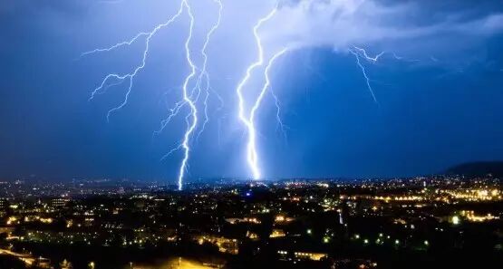 更惨的是…… 暴雨黄色预警  大风蓝色预警  雷电黄色预警  火线黄色
