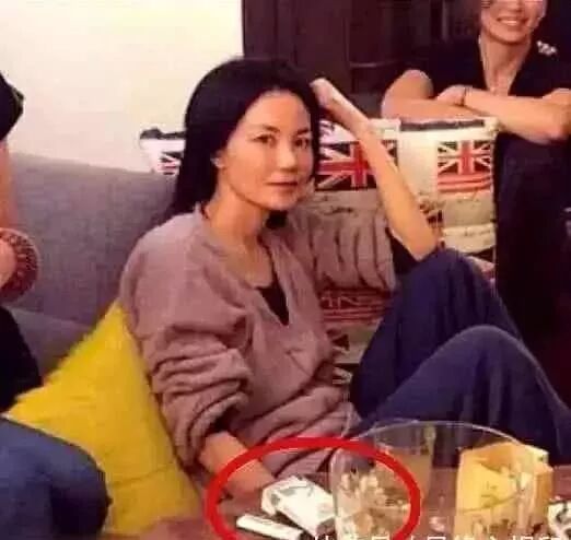 王菲产子是真的吗今日新闻头条_王菲产子照片_王菲48岁产子