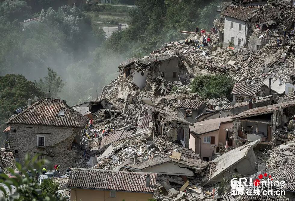 意大利6.2级极浅层地震已致上百人死亡,灾区像地狱,地震瞬间,人们