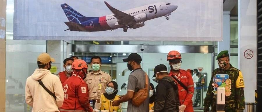 印尼一客机坠毁 印尼交通部长：飞机未按既定航向飞行