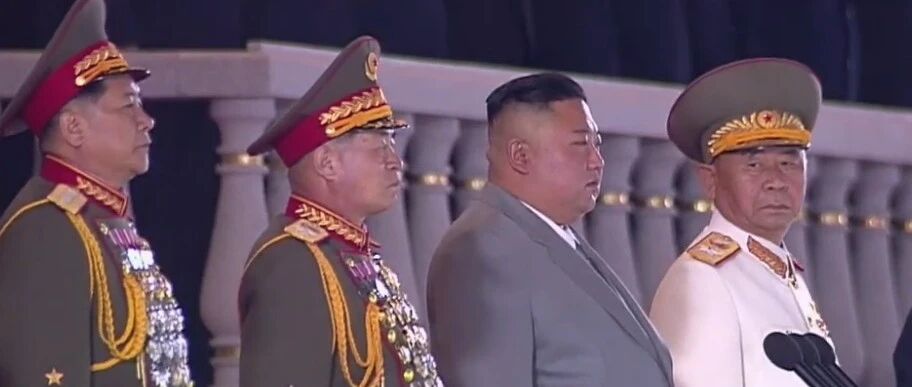 罕见！朝鲜凌晨阅兵