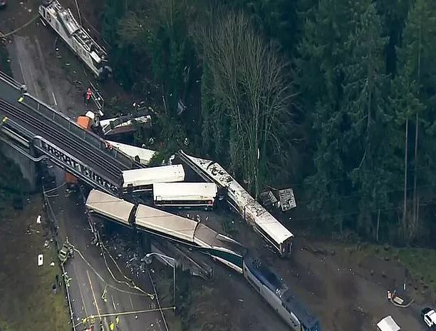 首次载客就坠桥,人们尖叫逃命,幸存者讲述美国列车脱轨惊魂一刻