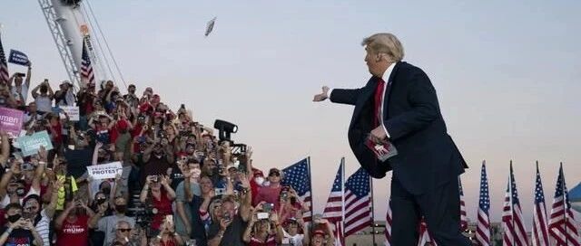 谁敢接？特朗普演讲后向观众扔口罩