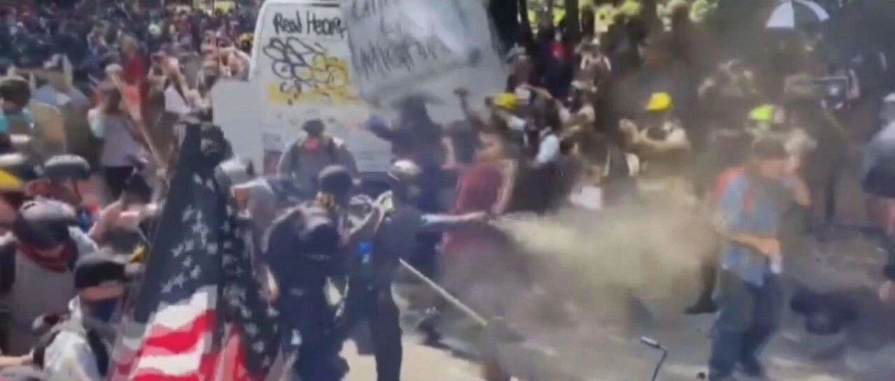 美国波特兰示威者死亡 特朗普和市长隔空互骂