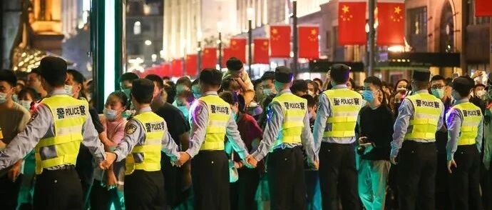 黄金周“人从众”被羡慕！海外网友还被这群中国警察戳中萌点