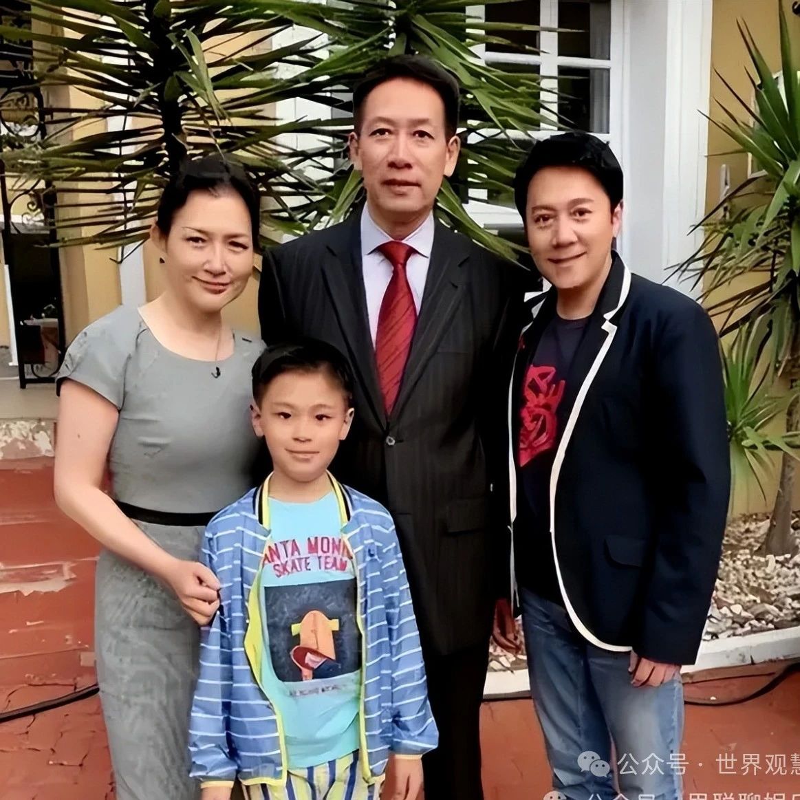 “蔡国庆的富婆妻子太显老!罕晒全家福,他和儿子英俊潇洒,她素颜干黄像“保姆”