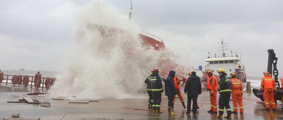 "嘣!" 锚链被风吹裂, 货轮横冲直撞! 8名船员遇困!...提醒: 寒潮大风来了!