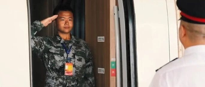 超硬核！山东老爸开高铁送儿子入伍参军