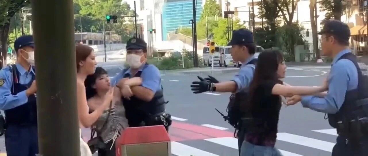 日推疯传!疑似中国辣妹在东京街头暴走,对警察疯狂拳打脚踢!吓坏日本网友...