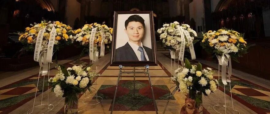 “妈妈第一次出国，是参加你的葬礼……”