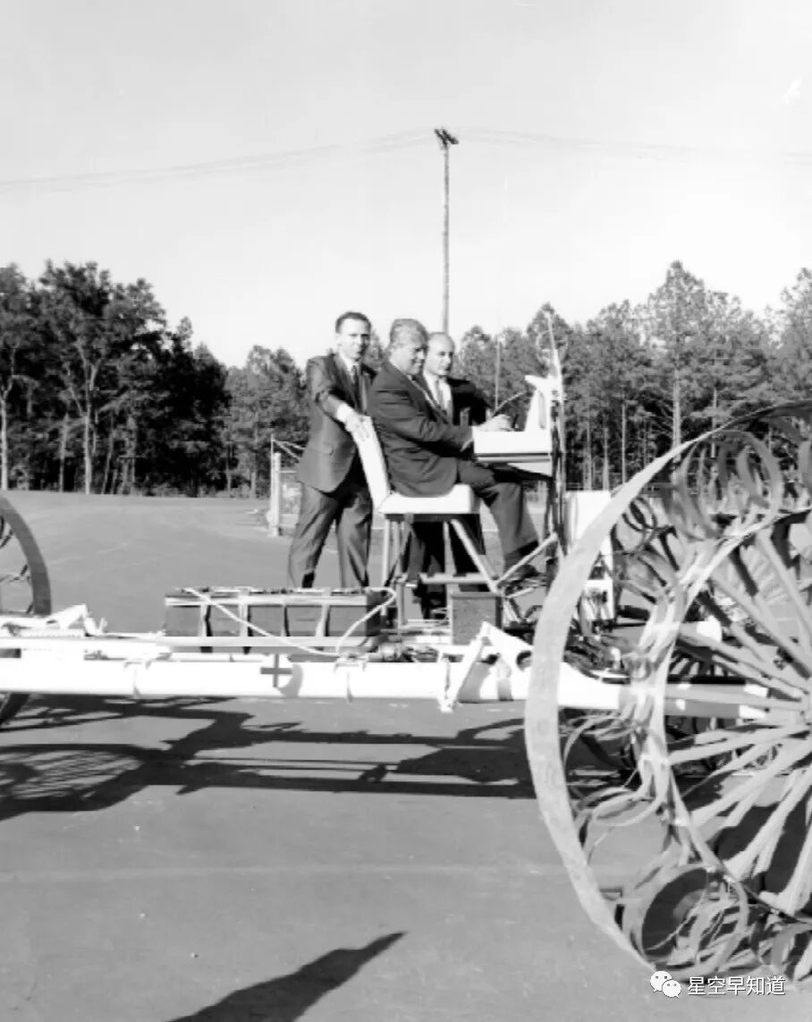 算上玉兔二号，月亮上现在有多少辆车？