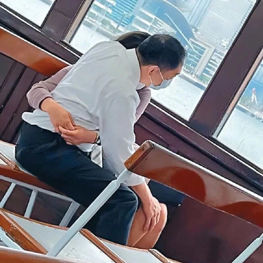 57岁TVB前知名主持人婚内出轨，上班时间与陌生女子当众调情被拍