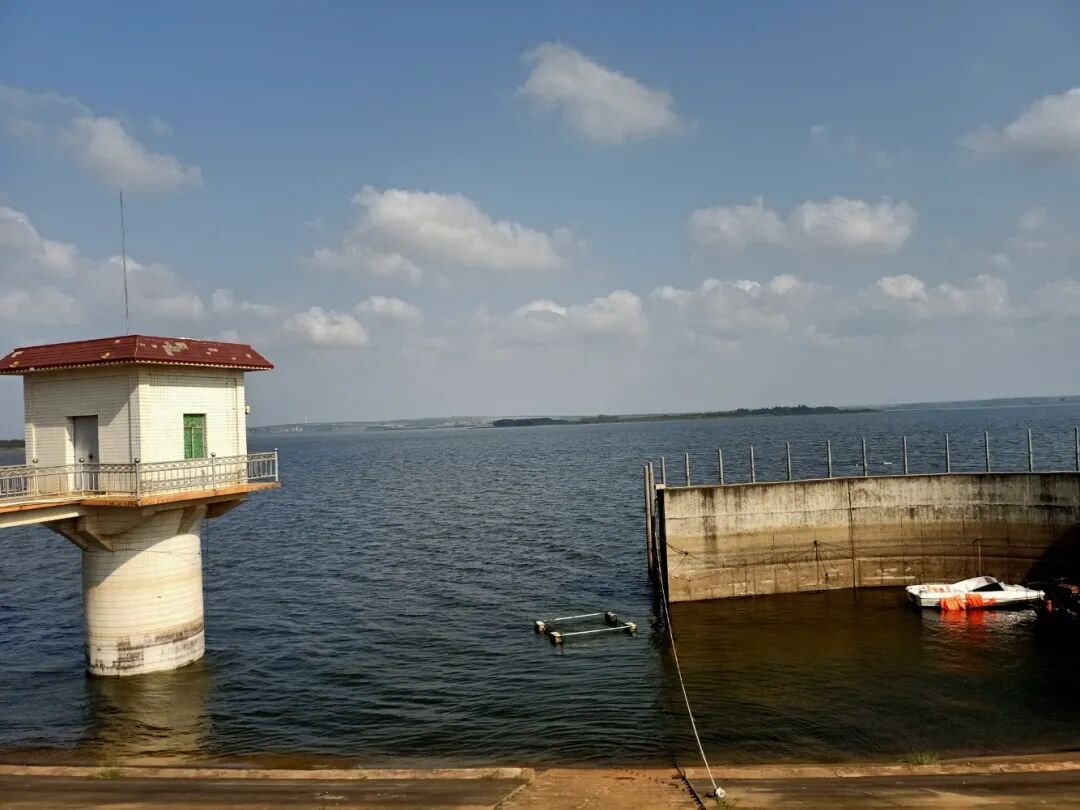 当天上午,罗红霞一行先后察看了大水桥河和大水桥水库周边环境,详细