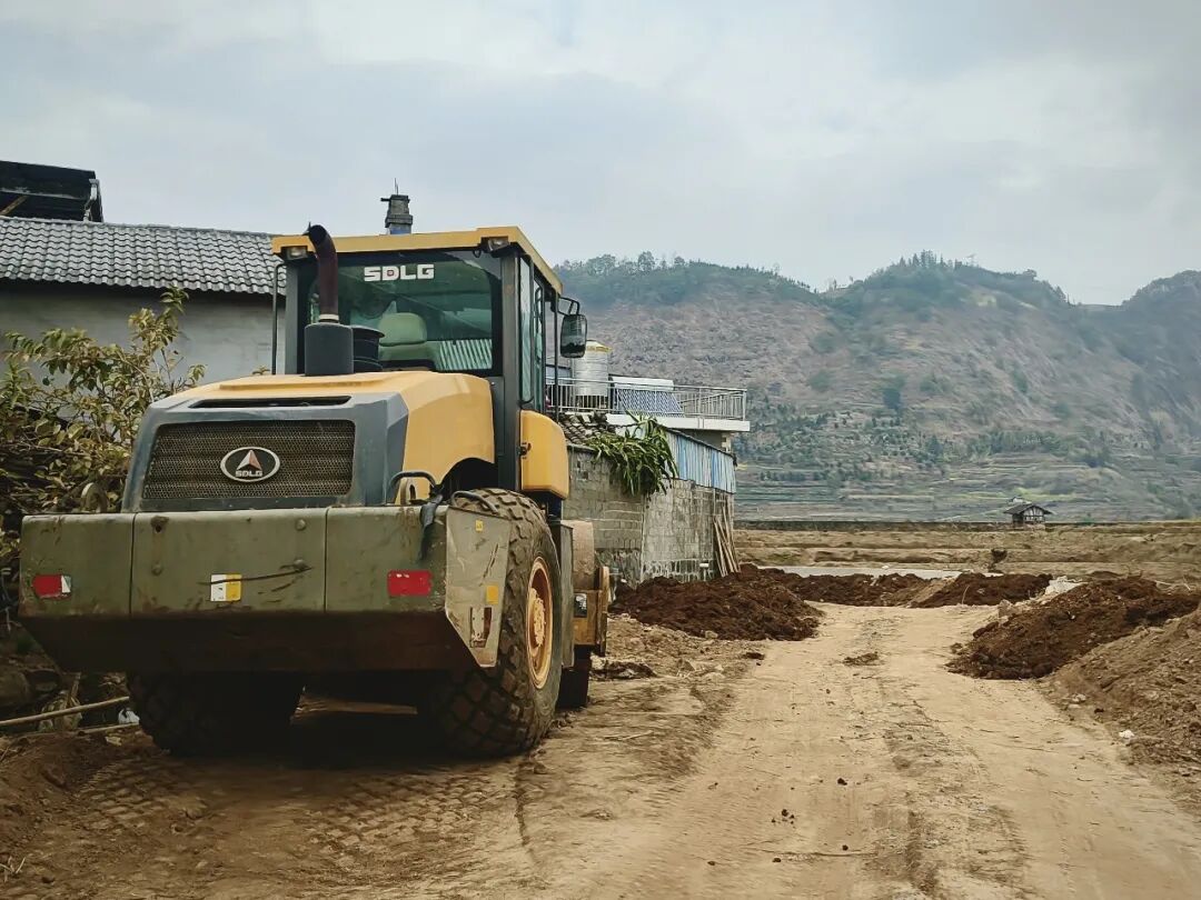_群众无偿让地，铺出弄岗“田园诗路”_群众无偿让地，铺出弄岗“田园诗路”