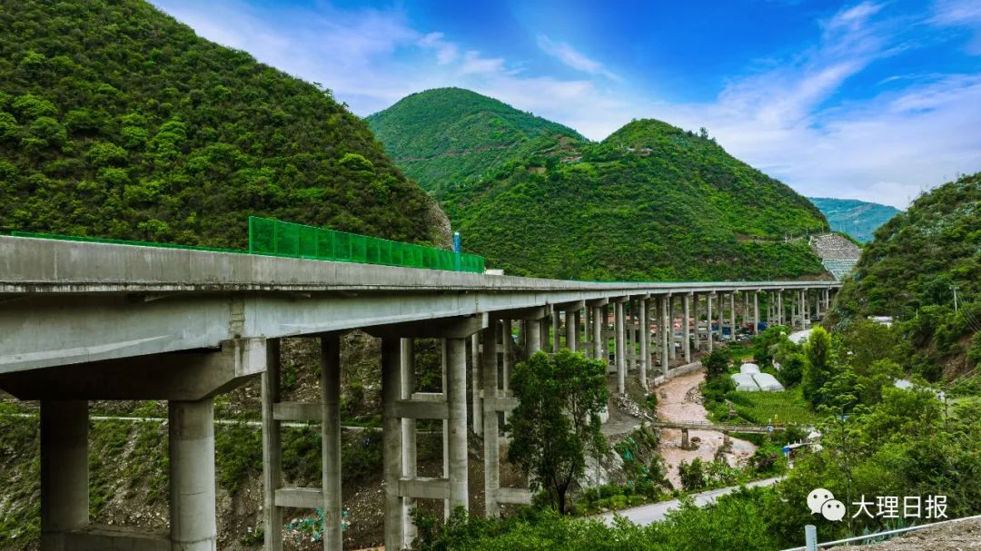 6月30日,大南高速公路巍山北立交至止點段建成通車收費運營,同步開通