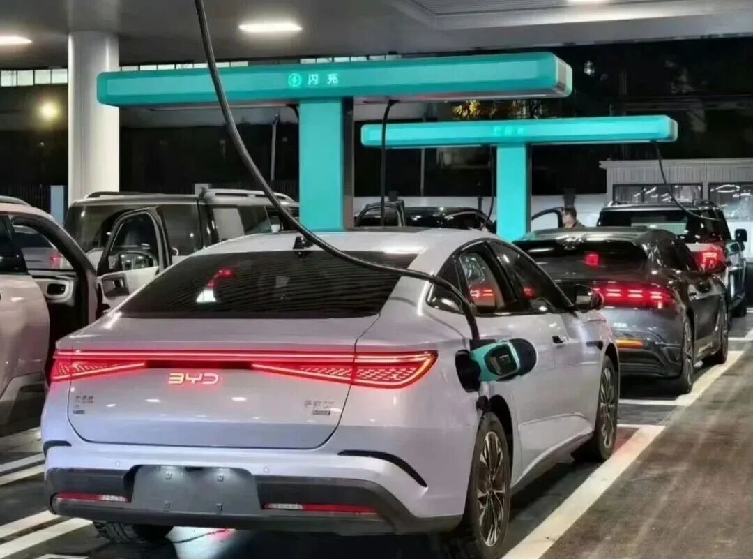比亚迪闪充桩 (12).jpg